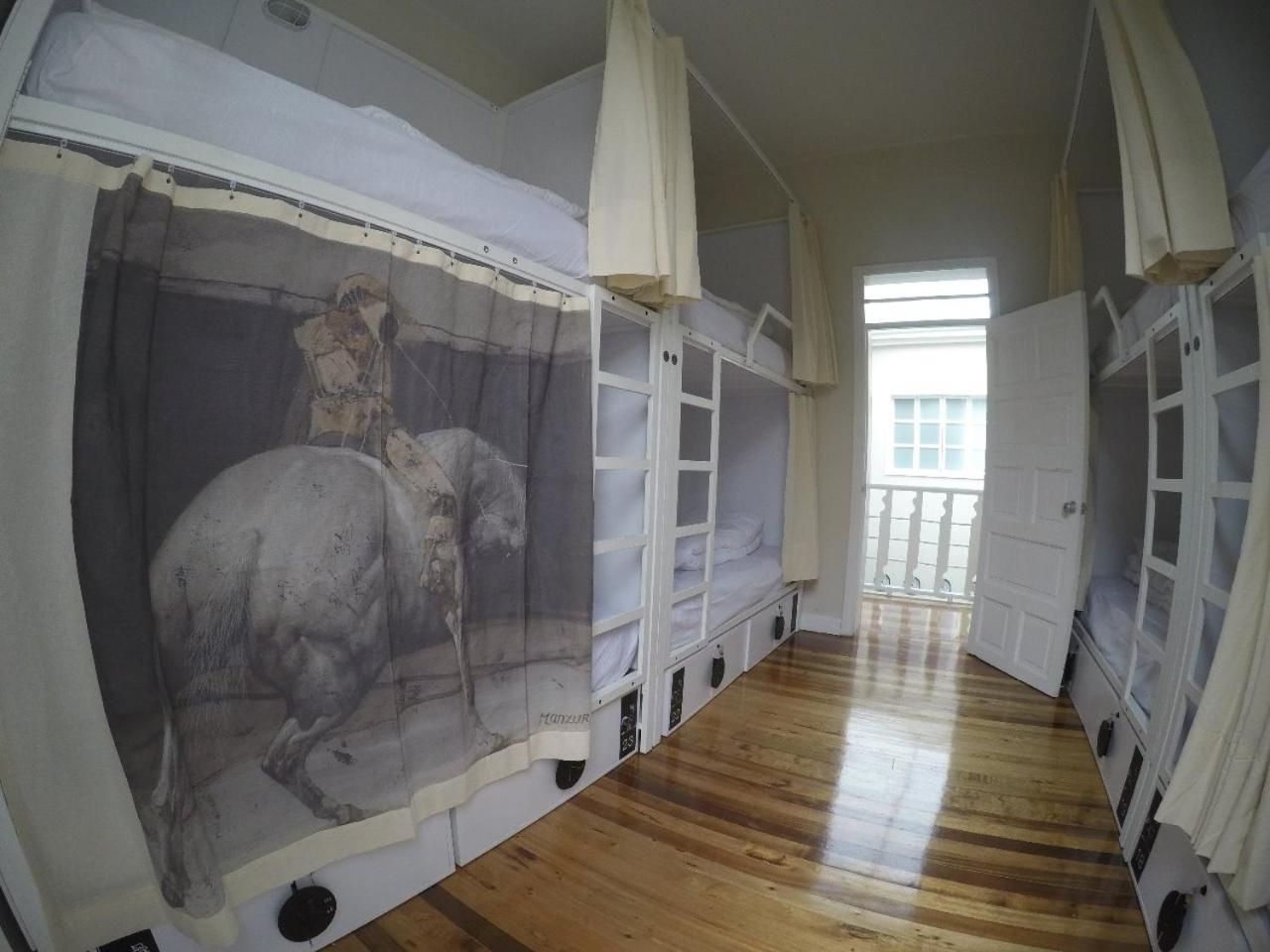 Nomad Hostel 메딜린 외부 사진