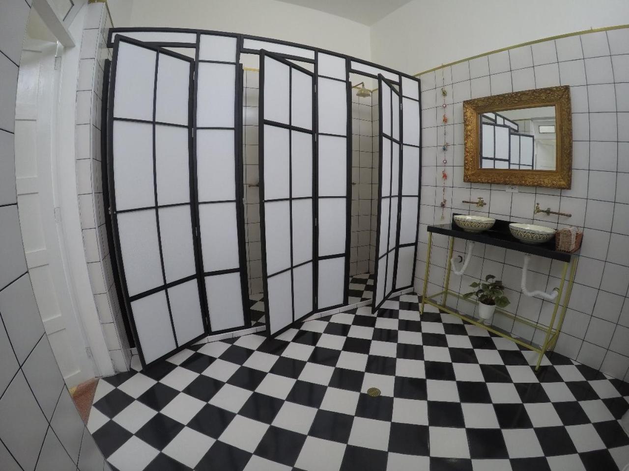 Nomad Hostel 메딜린 외부 사진