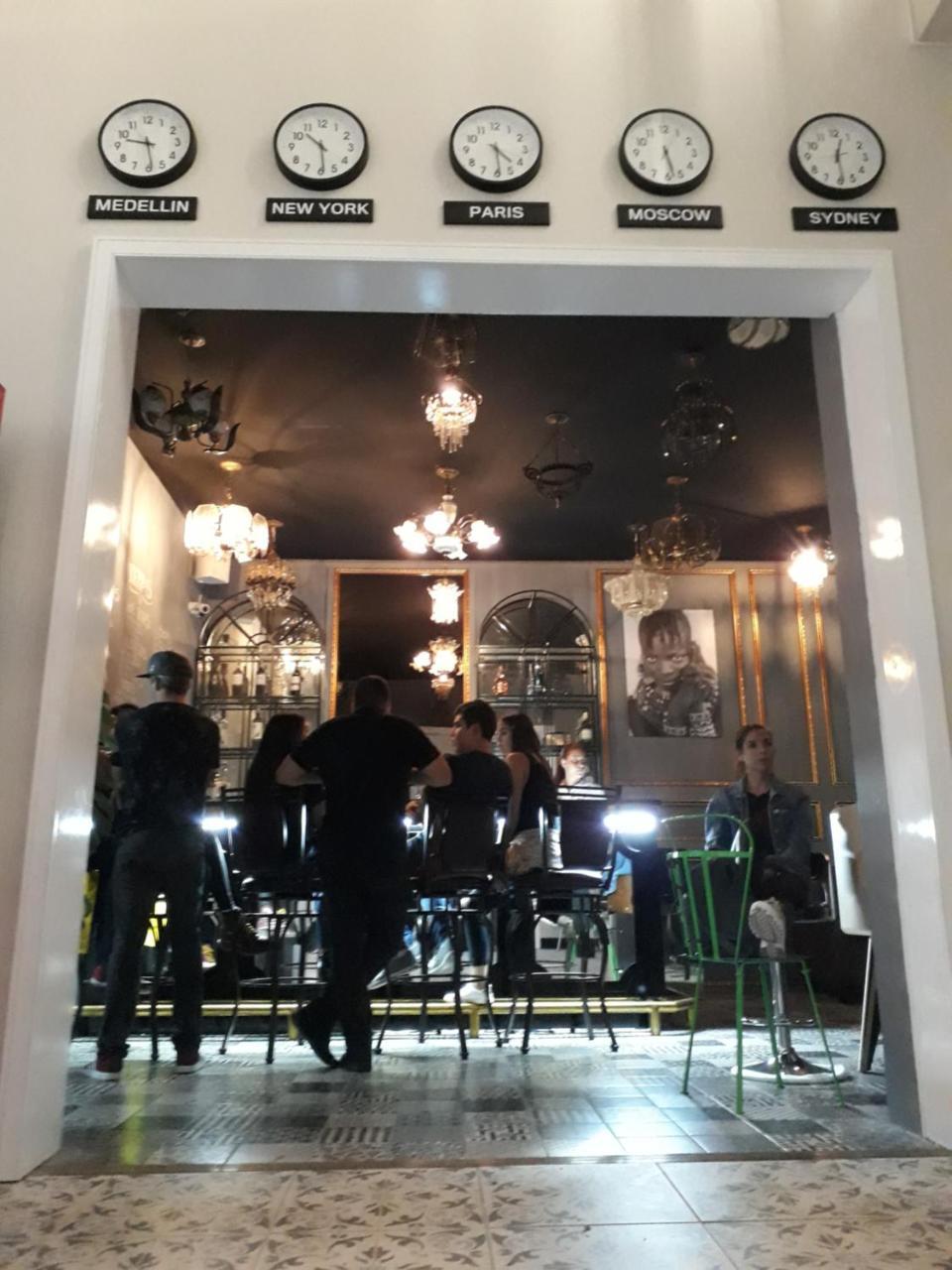 Nomad Hostel 메딜린 외부 사진